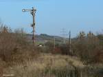 Das alte Einfahrtssignal und das zugewachsene Gleis der ehemaligen Strecke nach Querfurt, kurz hinter dem Bf Vitzenburg; 02.12.2006 (Foto: Carsten Klinger)