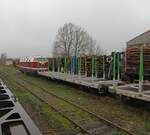 Zum ersten Mal seit 2013 fand am 09. und 10.12.2024 wieder eine Holzverladung im Bahnhof Querfurt statt. Daf�r wurden die Gleise 7 und 8 reaktiviert. Insgesamt wurden an 2 Tagen 28 Waggons mit Holz aus dem Ziegelrodaer Forst verladen, welche als Ganzzug nach Schweden gingen.
Ausf�hrendes EVU war die PRESS mit ihrer 118 719-4; 09.12.2024. (Foto: https://saaleunstrutbahn.de)