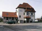 Das Empfangsgeb�ude vom Bahnhof in Bachra, aufgenommen im April 2006.