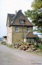 Das ehemalige Bahnhofsgeb�ude in Ostramondra; 1985 (Foto: Hans Glodschei)