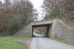 Die Brücke der ehemaligen Finnebahn, am 30.11.2022 in Lossa.