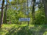 Das Bahnhofsschild von Saubach, am 01.05.2025 am fr�heren Bahnhof in Saubach.