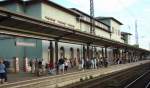 Voller Bahnsteig 1 in Naumburg Hbf, anl�sslich der Saale-Wein-Meile am 27.05.2012 um Ro�bach.