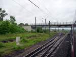 Das westliche Gleisvorfeld mit der Br�cke �ber die B180, am 01.06.2010 in Naumburg Hbf.