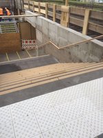 Die sanierte Treppe der Bahnsteigunterführung, am 12.08.2016 am Bahnsteig 1 in Naumburg Hbf.