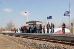 Zahlreiche Besucher und G�ster erwarten den Sonderzug aus Naumburg Hbf, zur Er�ffnung des neuen Haltepunktes in Ro�bach; 24.03.2012 (Foto: � Kai Michael Neuhold / Bahnaktuell.net)
