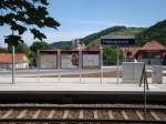Der Bahnsteig mit den neue Infotafeln und der neuen Bus-Bahn-Schnittstelle am Hp Freyburg; 26.07.2013 (Foto: G�nther G�bel)