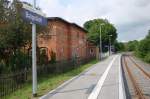 Der Bahnsteig und das Bahnhofsschild am 28.06.2013 am Hp Balgst�dt. (Foto: G�nther G�bel)