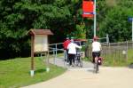 Radfahrer am 28.06.2013 am Hp Balgst�dt, die den n�chsten Zug der Burgenlandbahn nutzen m�chten. (Foto: G�nther G�bel)