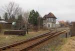 Das Stellwerk Lw und die Weiche zum alten Gleis der Finnebahn nach Lossa, am Westkopf vom Bf Laucha; 28.01.2011