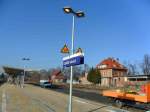 Der neue Bahnsteig mit dem neuen Stationsschild in Laucha; 26.01.2012