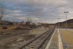 Der neue Bahnsteig 2 und die Baustelle der sp�teren Schnittstelle zwischen Bus und Bahn am 19.02.2012 in Laucha.