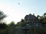 Ein Hei�luftballon �ber dem Lauchaer Bahnhof am Abend des 08.09.2012.