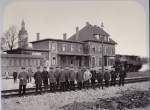 Empfangsgeb�ude und Belegschaft des Bahnhofs Laucha anl��lich der Er�ffnung der Finnebahn; 01.10.1914 (Foto: Stadtarchiv Laucha)