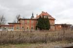 Blick vom Bahnsteig aus auf das Lauchaer Bahnhofsgeb�ude am 08.12.2013.
