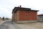 Ein Nebengeb�ude am Lauchaer Bahnhofsgeb�ude, dass bis vor ein paar Jahren die letzte Bahnhofsgastst�tte an der Unstrutbahn beherbergte; 08.12.2013 (Foto: Wolfgang Krolop)