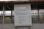 Infoschild f�r die Bauma�nahmen am Lauchaer Bahnhof, angebracht am Eingang zur Unterf�hrung neben dem Bahnhofsgeb�ude am 08.12.2013.