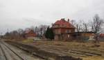 Der ehemalige Bereich der Rangiergleise während den Sanierungsarbeiten und das Bahnhofsgebäude, am 11.03.2012 in Laucha.