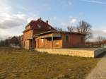Das Bahnhofsgeb�ude in Laucha (Unstrut) am 28.02.2015, mit den Resten der G�terverladerampe.