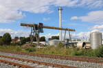 Der frühere Verladekran vom VEB OGiS Laucha, am 13.09.2025 am Ostkopf vom Bahnhof Laucha (Unstrut).