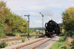Die 52 8079-7 der Leipziger Dampf KulTour mit dem DZ 88309  Salzland-Express  von Magdeburg Hbf nach Karsdorf Bbf, am 13.09.2025 in Laucha (U). Die Eisenbahnfreunde vom Traditionsbahnbetriebswerk Sta�furt e.V. kamen zum Winzerfest Freyburg ins Unstruttal.