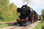 Leipziger Dampf KulTour 52 8079-7 mit dem DZ 88309  Salzland-Express  von Magdeburg Hbf nach Karsdorf Bbf, am 13.09.2025 in Laucha (U). Der Sonderzug der Eisenbahnfreunde vom Traditionsbahnbetriebswerk Staßfurt e.V. kam zum Winzerfest Freyburg ins Unstruttal und fuhr weiter in die Abstellung nach Karsdorf. 