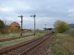 Die Fl�gelsignale und der einzig noch verbliebene  richtige  Bahnsteig im Bf Laucha; 25.10.2009 (Foto: Dieter Thomas)