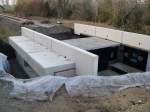 Der neue Regenwasser-Duchlasses unter der Bahnstrecke in Kichscheidungen im November 2011.Kirchscheidungen hatte bis Ende der Dorferneuerung 1996 einen Flutgraben,  der das Regenwasser bei Gewitter