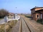 Links der neue Haltepunkt und rechts das ehemalige Bahnhofsgeb�ude am 16.03.2015 in Kirchscheidungen. (Foto: Tobias D�pfner, www.bahnreiseberichte.de)