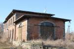 Das Bahnhofsgeb�ude mit einem Teil der G�terverladerampe vom ehemaligen Bahnhof Vitzenburg, am 23.02.2014.