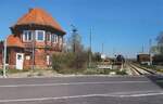 Das Stellwerk Vn am 28.04.2021 im ehemaligen Bahnhof von Vitzenburg.
