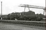 DR 52 8077-1 mit einem Personenzug nach Röblingen, am 14.02.1981 im Bahnhof Vitzenburg. (Foto: Hans-Peter Waack) www.bahnmotive.de