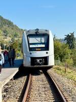 Start Mitteldeutschland 1648 912 als Sonderzug zum Unstrutbahnfest nach Ro�leben, am 03.10.2025 am Hp Wangen (Unstrut).