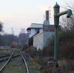 Das Stellwerk B3 und der letzte Wasserkran an der Unstrutbahn, am 17.11.2012 in Ro�leben.