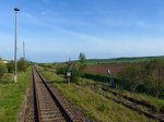 Die Haltetafel und ein Weichengewicht, am 01.05.2016 im Bahnhof Gehofen.