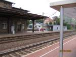 Der alte Bahnsteig 1 und der modernisierte Bahnsteig 2 in Artern; 28.08.2008 (Foto: Hans Grau)