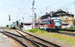 Am 07.06.2003 steht im Bf Artern links ein VT der KEG als RB nach Naumburg, w�hrend ein 642er vermutlich von Magdeburg als RE nach Erfurt Hbf unterwegs ist.