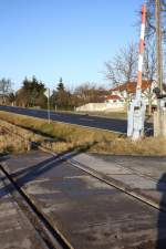 Vermutlich hat die DRE den Bahn�bergang an einem Feldweg in Nausitz vom Bewuchs gereinigt; 14.01.2012.