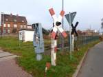 Der Bahn�bergang am Bahnhof Ro�leben mit den abmontierten Halbschranken am 16.11.2013.