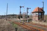 Das Stellwerk Vn und der Bahn�bergang, am 23.02.2014 in Reinsdorf (b Nebra).