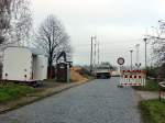 Der gesperrte Bahnübergang am Umspannwerk in Reinsdorf (b Nebra) am 08.11.2011, während der umfangreichen Bauarbeiten an der Unstrutbahn.