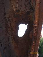 Ein gro�es Einschu�loch, vermutlich aus dem 2.