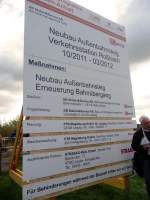 Infotafel zum Neubau des ersten Haltepunkts in Ro�bach, der im Rahmen der Umbauarbeiten an der Unstrutbahn errichtet wird; 07.10.2011 (Foto: Klaus Pollm�cher)