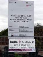 Infotafel zum Neubau der Saalebr�cke in Ro�bach, die im Rahmen der Umbauarbeiten an der Unstrutbahn komplett erneuert wird; 07.10.2011 (Foto: Klaus Pollm�cher)