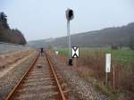 Die Kilometertafel 30,0 und das Einfahrtsvorsignal vom Bf Nebra am 04.04.2009.