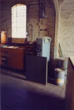 Waage und das Schreibpult des G�terboten-Beamten im G�terabfertigungsgeb�ude im Bf Laucha.