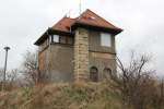 Das ehemalige Stellwerk Lo, am Ostkopf vom Lauchaer Bahnhof am 08.12.2013.