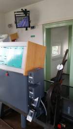 Die Signalhebel für die Weiche 2 vom Neben- zum Hauptgleis und das Gleisbildstellpult im Stellwerk Lw in Laucha, während einer Führung zum 9.