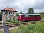 Am 16.08.2024 war das EBS  Ferkeltaxi  772 345-4 nach Erfurt Hbf unterwegs. Hier steht es im Bahnhof Freyburg neben dem Stellwerk B1. (Foto: Matthias Michaelis)
