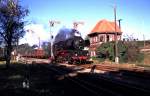 DR 50 3708-0 der TG 50 3708 Blankenburg, mit einem Fotog�terzug Richtung Naumburg, bei der Einfahrt in Vitzenburg; September 1998 (Foto: Uwe B�hme)